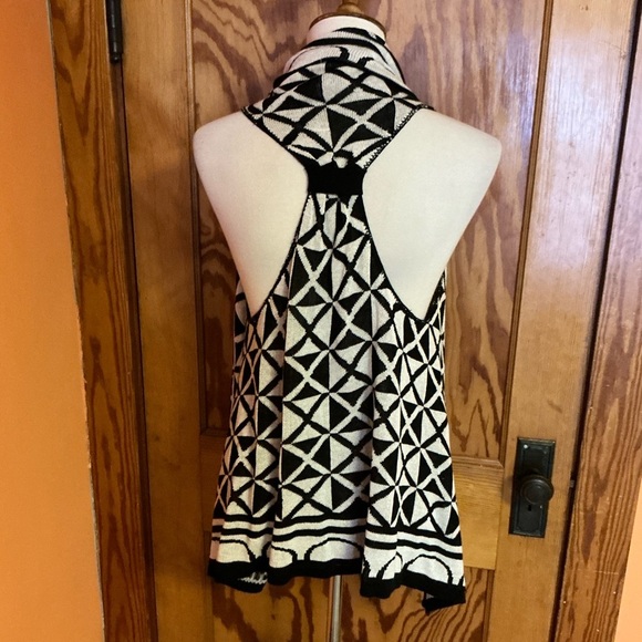 Derek Heart Black and White Geometric Cardigan - Picture 6 of 9